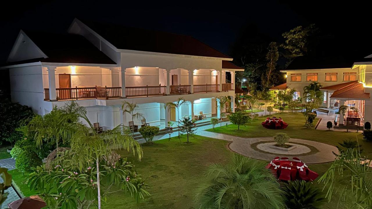Hotel Earth Light Sauraha Chitwan Exterior foto