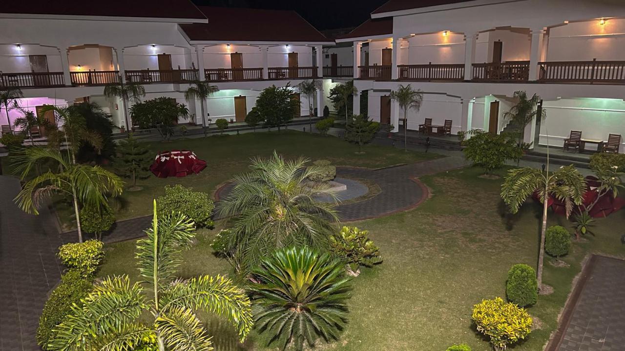 Hotel Earth Light Sauraha Chitwan Exterior foto